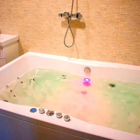 Jacuzzi Apart-complex, - центр города Apartament